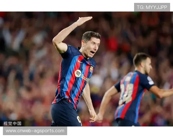 老将莱万补时破门后指向天空,致敬恩师克鲁伊夫 老将莱万补时破门后指向天空,致敬恩师克鲁伊夫